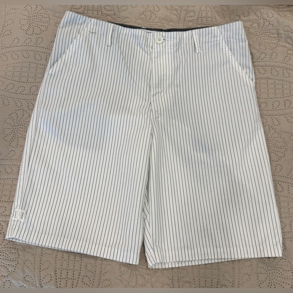 DC Men's White w/Black Striped Shorts
Size 34
NWOT - Picture 1 of 6